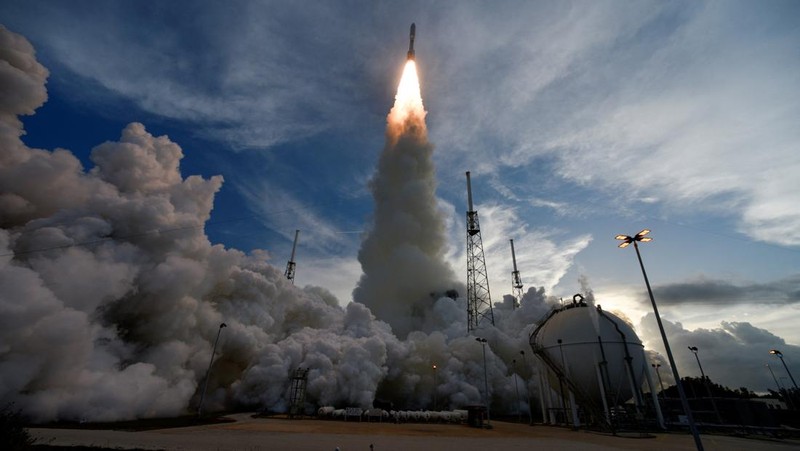 Roket Atlas V milik United Launch Alliance lepas landas membawa satelit jaringan internet Project Kuiper milik Amazon dari Cape Canaveral Space Force Station di Cape Canaveral, Florida, Amerika Serikat, Senin (28/4/2025). (REUTERS/Steve Nesius)