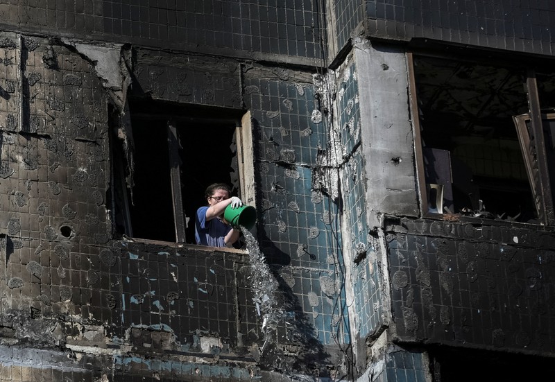 Tim penyelamat Ukraina membawa jenazah orang yang tewas setelah serangan pesawat nirawak di Pavlograd, wilayah Dnipropetrovsk, di tengah invasi Rusia ke Ukraina. (AFP/HANDOUT) Tim penyelamat Ukraina membawa jenazah orang yang tewas setelah serangan pesawat nirawak di Pavlograd, wilayah Dnipropetrovsk, di tengah invasi Rusia ke Ukraina. (AFP/HANDOUT)