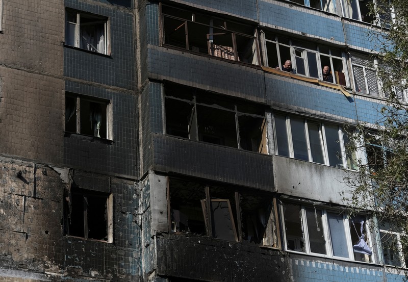 Tim penyelamat Ukraina membawa jenazah orang yang tewas setelah serangan pesawat nirawak di Pavlograd, wilayah Dnipropetrovsk, di tengah invasi Rusia ke Ukraina. (AFP/HANDOUT) Tim penyelamat Ukraina membawa jenazah orang yang tewas setelah serangan pesawat nirawak di Pavlograd, wilayah Dnipropetrovsk, di tengah invasi Rusia ke Ukraina. (AFP/HANDOUT)