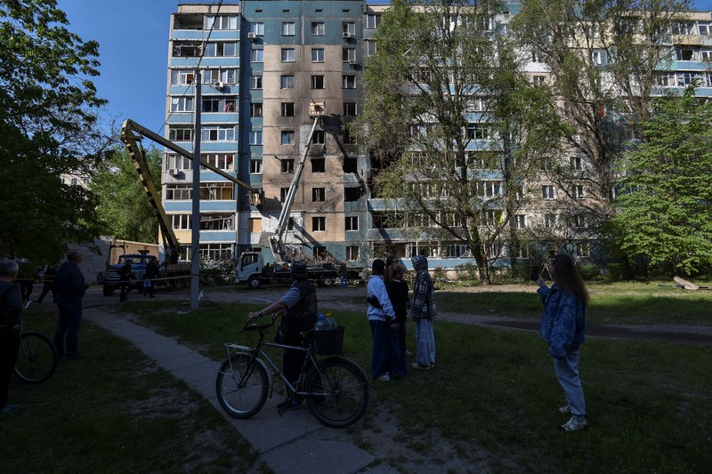 Tim penyelamat Ukraina membawa jenazah orang yang tewas setelah serangan pesawat nirawak di Pavlograd, wilayah Dnipropetrovsk, di tengah invasi Rusia ke Ukraina. (AFP/HANDOUT) Tim penyelamat Ukraina membawa jenazah orang yang tewas setelah serangan pesawat nirawak di Pavlograd, wilayah Dnipropetrovsk, di tengah invasi Rusia ke Ukraina. (AFP/HANDOUT)