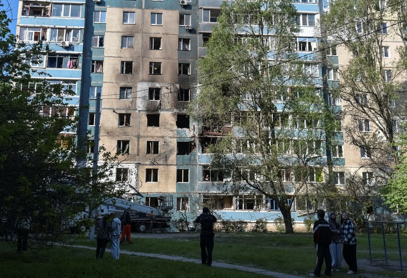 Tim penyelamat Ukraina membawa jenazah orang yang tewas setelah serangan pesawat nirawak di Pavlograd, wilayah Dnipropetrovsk, di tengah invasi Rusia ke Ukraina. (AFP/HANDOUT) Tim penyelamat Ukraina membawa jenazah orang yang tewas setelah serangan pesawat nirawak di Pavlograd, wilayah Dnipropetrovsk, di tengah invasi Rusia ke Ukraina. (AFP/HANDOUT)