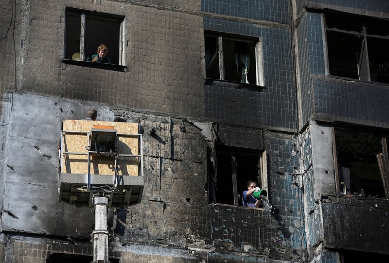 Tim penyelamat Ukraina membawa jenazah orang yang tewas setelah serangan pesawat nirawak di Pavlograd, wilayah Dnipropetrovsk, di tengah invasi Rusia ke Ukraina. (AFP/HANDOUT) Tim penyelamat Ukraina membawa jenazah orang yang tewas setelah serangan pesawat nirawak di Pavlograd, wilayah Dnipropetrovsk, di tengah invasi Rusia ke Ukraina. (AFP/HANDOUT)