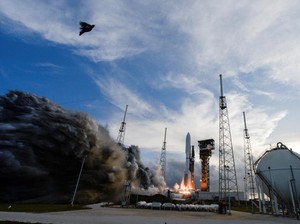 Orang Terkaya Dunia Sukses Luncurkan Satelit Internet Pesaing Starlink