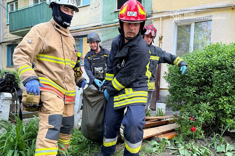 Tim penyelamat Ukraina membawa jenazah orang yang tewas setelah serangan pesawat nirawak di Pavlograd, wilayah Dnipropetrovsk, di tengah invasi Rusia ke Ukraina. (AFP/HANDOUT) Tim penyelamat Ukraina membawa jenazah orang yang tewas setelah serangan pesawat nirawak di Pavlograd, wilayah Dnipropetrovsk, di tengah invasi Rusia ke Ukraina. (AFP/HANDOUT)