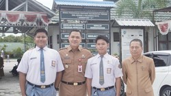 Momen Haru Kadisdik Kalteng Beri Sepatu yang Dipakai untuk Siswa