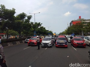 Taksi Online Padati Jalan Pettarani Depan Mercure Makassar, Lalin Tersendat