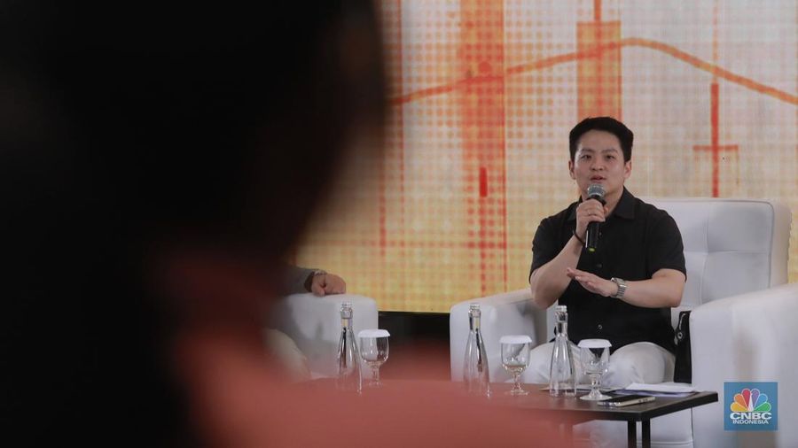 Enterpreuner & Creator, Theo Derick memberi pemaparan di acara Kelas Cuan Goes to Universitas Trisakti, Jakarta, Rabu, (30/4/2025). (CNBC Indonesia/Muhammad Sabki)