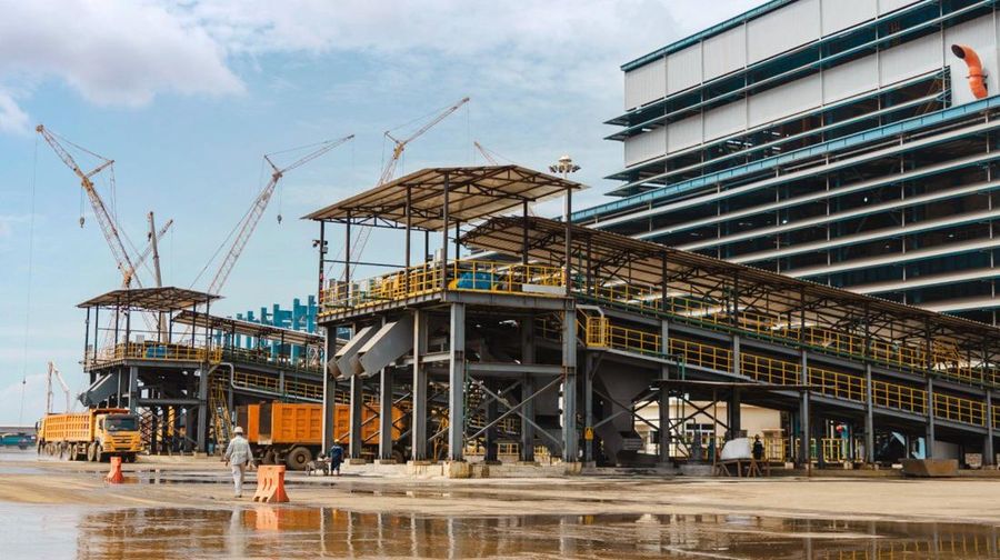 Fase pertama smelter RKEF KPS yang rampung pada Januari 2025 dan mencapai kapasitas penuh pada Maret 2025. (Dok. Harita Nickel atau PT Trimegah Bangun Persada Tbk (NCKL)