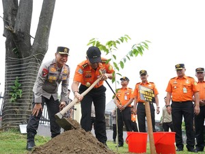 Semangat Jaga Alam, Kepala Basarnas Ikut Tanam Pohon di Polda Riau