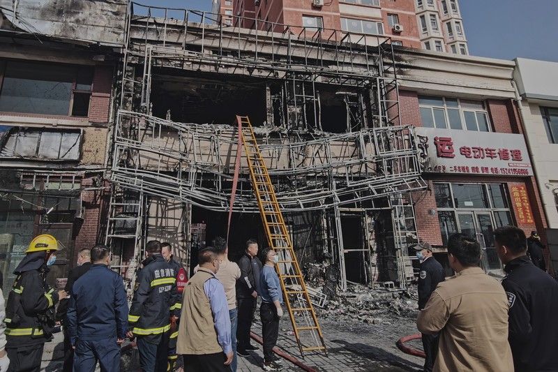 Kebakaran hebat menghanguskan sebuah restoran di kota Liaoyang yang ada di wilayah China bagian timur laut pada Selasa (29/4) siang waktu setempat. (Media Sosial/via REUTERS)