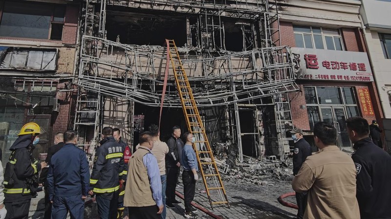 Kebakaran hebat menghanguskan sebuah restoran di kota Liaoyang yang ada di wilayah China bagian timur laut pada Selasa (29/4) siang waktu setempat. (Media Sosial/via REUTERS)