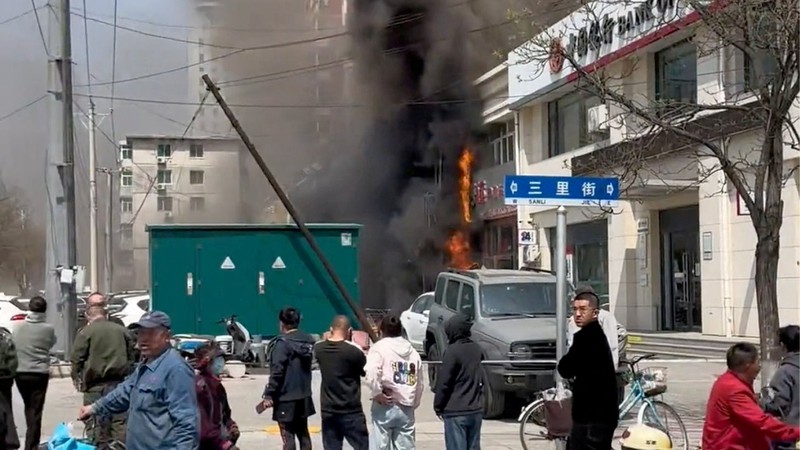 Kebakaran hebat menghanguskan sebuah restoran di kota Liaoyang yang ada di wilayah China bagian timur laut pada Selasa (29/4) siang waktu setempat. (Media Sosial/via REUTERS) Kebakaran hebat menghanguskan sebuah restoran di kota Liaoyang yang ada di wilayah China bagian timur laut pada Selasa (29/4) siang waktu setempat. (Media Sosial/via REUTERS)