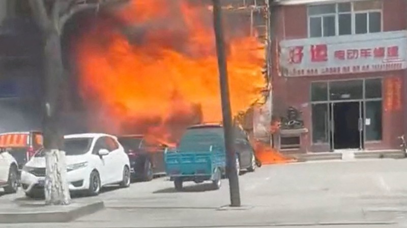 Kebakaran hebat menghanguskan sebuah restoran di kota Liaoyang yang ada di wilayah China bagian timur laut pada Selasa (29/4) siang waktu setempat. (Media Sosial/via REUTERS)