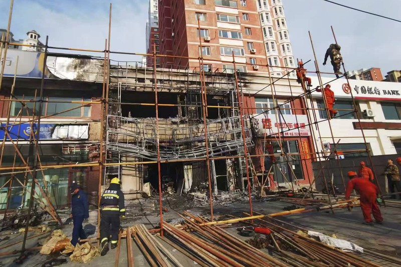 Kebakaran hebat menghanguskan sebuah restoran di kota Liaoyang yang ada di wilayah China bagian timur laut pada Selasa (29/4) siang waktu setempat. (Media Sosial/via REUTERS)