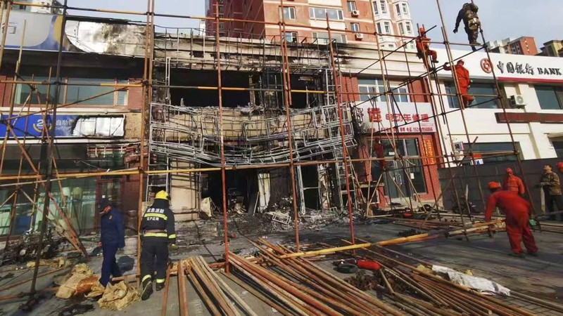 Kebakaran hebat menghanguskan sebuah restoran di kota Liaoyang yang ada di wilayah China bagian timur laut pada Selasa (29/4) siang waktu setempat. (Media Sosial/via REUTERS)