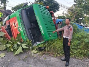 Truk Oleng Lalu Terguling di Kulon Progo, Sopir Diduga Microsleep