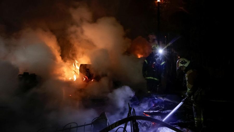 Kondisi usai serangan pesawat nirawak atau drone Rusia di Kharkiv, Ukraina, Selasa (29/4/2025). (REUTERS/Sofiia Gatilova)