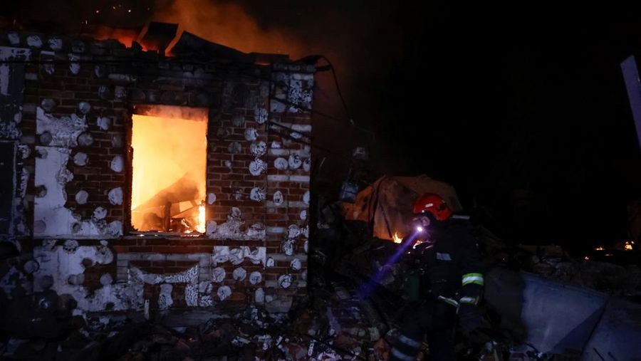 Kondisi usai serangan pesawat nirawak atau drone Rusia di Kharkiv, Ukraina, Selasa (29/4/2025). (REUTERS/Sofiia Gatilova)