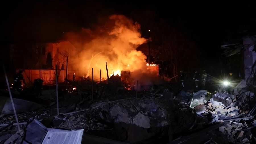 Kondisi usai serangan pesawat nirawak atau drone Rusia di Kharkiv, Ukraina, Selasa (29/4/2025). (REUTERS/Sofiia Gatilova)
