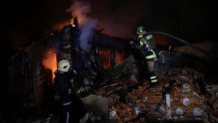 Kondisi usai serangan pesawat nirawak atau drone Rusia di Kharkiv, Ukraina, Selasa (29/4/2025). (REUTERS/Sofiia Gatilova)