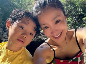 Lee Si Young Minta Maaf Dituduh Tak Sopan Saat Liburan di AS Bareng Anaknya