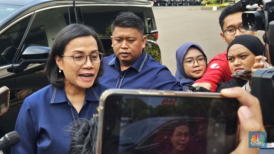 Menteri Keuangan Sri Mulyani Indrawati dipanggil Presiden Prabowo Subianto untuk mengikuti rapat terkait rencana progam sekolah rakyat. Ini merupakan program sekolah gratis dari pemerintah pusat di Kompleks Istana Kepresidenan, Rabu (30/4/2025). (CNBC Indonesia/Emir Yanwardhana)