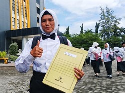 Hamidah Semringah Diangkat PPPK Seusai 25 Tahun Menjadi Tukang Sapu Hamidah Semringah Diangkat PPPK Seusai 25 Tahun Menjadi Tukang Sapu