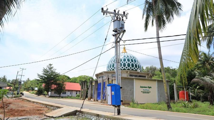Mantap! Warga Pulau Parit Mulai Nikmati Listrik PLN 24 Jam