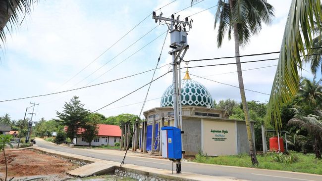 Mantap! Warga Pulau Parit Mulai Nikmati Listrik PLN 24 Jam