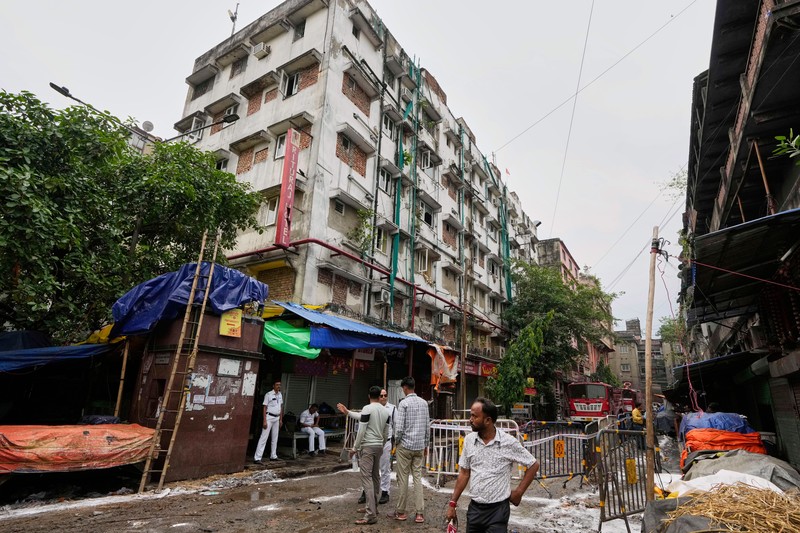 Sebuah hotel di kota Kolkata, India, dilanda kebakaran hebat pada Rabu (30/4) waktu setempat. (AP Photo/Bikas Das)