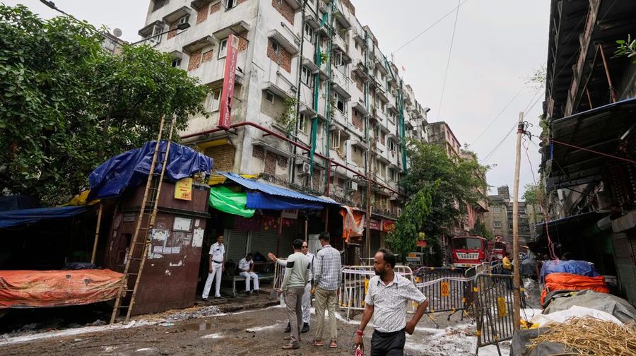 Sebuah hotel di kota Kolkata, India, dilanda kebakaran hebat pada Rabu (30/4) waktu setempat. (AP Photo/Bikas Das)
