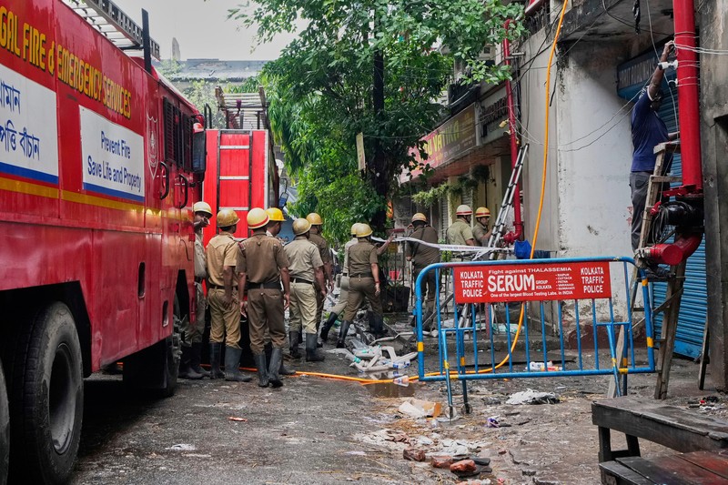 Sebuah hotel di kota Kolkata, India, dilanda kebakaran hebat pada Rabu (30/4) waktu setempat. (AP Photo/Bikas Das) Sebuah hotel di kota Kolkata, India, dilanda kebakaran hebat pada Rabu (30/4) waktu setempat. (AP Photo/Bikas Das)