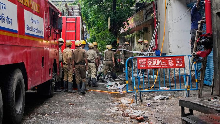 Sebuah hotel di kota Kolkata, India, dilanda kebakaran hebat pada Rabu (30/4) waktu setempat. (AP Photo/Bikas Das)
