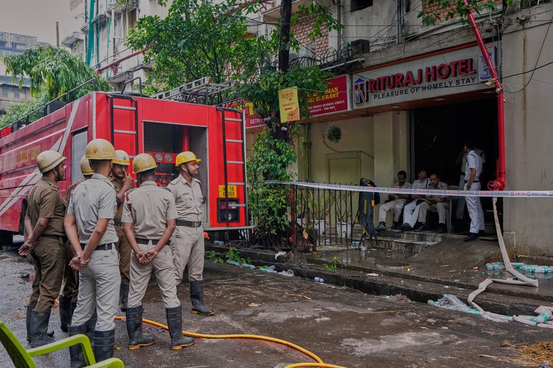 Sebuah hotel di kota Kolkata, India, dilanda kebakaran hebat pada Rabu (30/4) waktu setempat. (AP Photo/Bikas Das) Sebuah hotel di kota Kolkata, India, dilanda kebakaran hebat pada Rabu (30/4) waktu setempat. (AP Photo/Bikas Das)