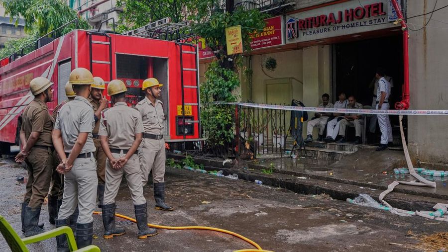 Sebuah hotel di kota Kolkata, India, dilanda kebakaran hebat pada Rabu (30/4) waktu setempat. (AP Photo/Bikas Das)