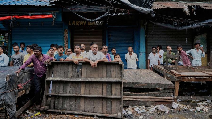 Sebuah hotel di kota Kolkata, India, dilanda kebakaran hebat pada Rabu (30/4) waktu setempat. (AP Photo/Bikas Das)