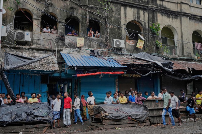 Sebuah hotel di kota Kolkata, India, dilanda kebakaran hebat pada Rabu (30/4) waktu setempat. (AP Photo/Bikas Das) Sebuah hotel di kota Kolkata, India, dilanda kebakaran hebat pada Rabu (30/4) waktu setempat. (AP Photo/Bikas Das)
