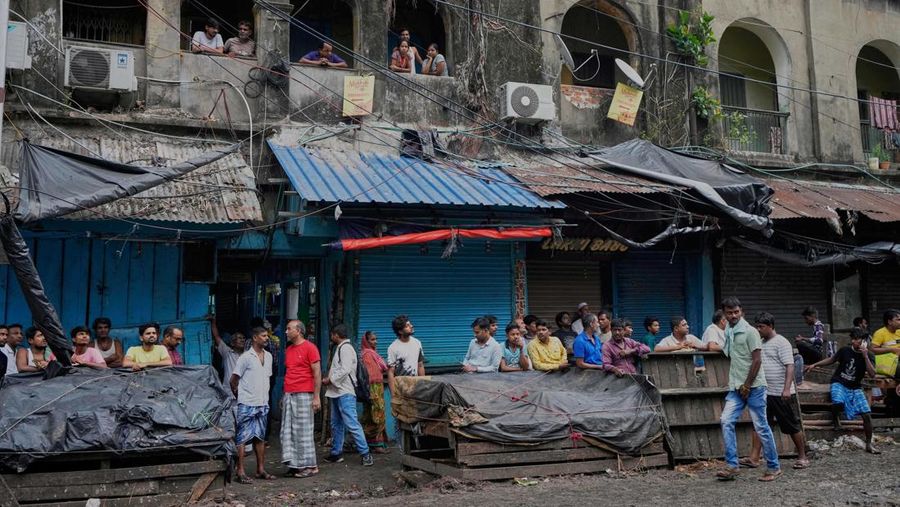 Sebuah hotel di kota Kolkata, India, dilanda kebakaran hebat pada Rabu (30/4) waktu setempat. (AP Photo/Bikas Das)