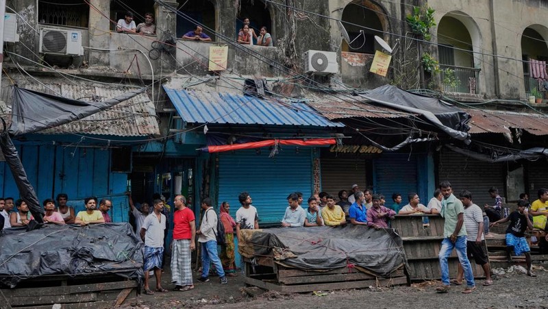 Sebuah hotel di kota Kolkata, India, dilanda kebakaran hebat pada Rabu (30/4) waktu setempat. (AP Photo/Bikas Das)