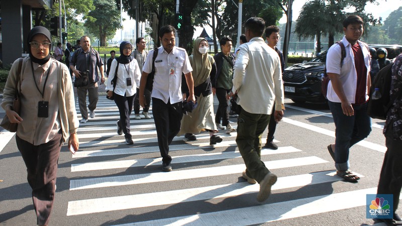 Sejumlah Aparatur Sipil Negara (ASN) berjalan usai naik transportasi umum di kawasan Balai Kota, Jakarta Pusat, pada Rabu (30/4/2025). (CNBC Indonesia/Muhammad Sabki) Sejumlah Aparatur Sipil Negara (ASN) berjalan usai naik transportasi umum di kawasan Balai Kota, Jakarta Pusat, pada Rabu (30/4/2025). (CNBC Indonesia/Muhammad Sabki)