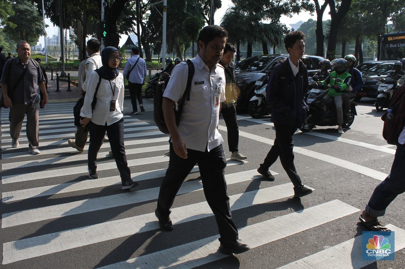 Sejumlah Aparatur Sipil Negara (ASN) berjalan usai naik transportasi umum di kawasan Balai Kota, Jakarta Pusat, pada Rabu (30/4/2025). (CNBC Indonesia/Muhammad Sabki) Sejumlah Aparatur Sipil Negara (ASN) berjalan usai naik transportasi umum di kawasan Balai Kota, Jakarta Pusat, pada Rabu (30/4/2025). (CNBC Indonesia/Muhammad Sabki)