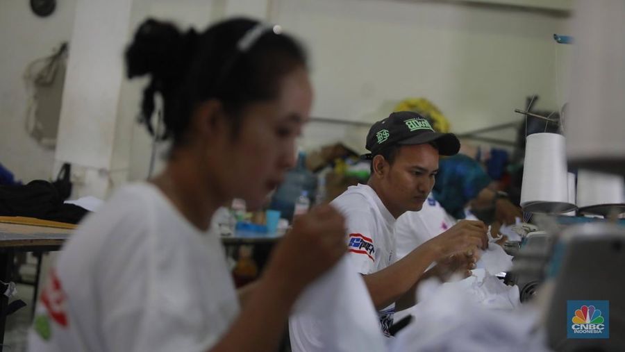 Sejumlah selebgram membawa tulisan penyemangat bagi pekerja dan pelaku IKM (Industri Kecil Menengah) di industri konveksi rumahan Sinergi Adv Nusantara, Jakarta, Rabu (30/4/2025). (CNBC Indonesia/Muhammad Sabki)
