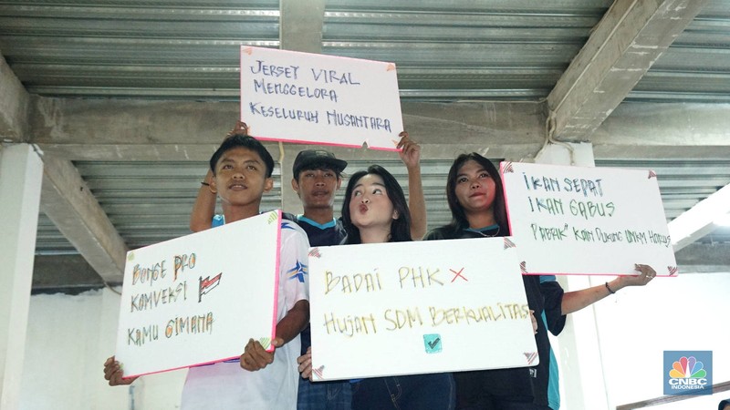 Sejumlah selebgram membawa tulisan penyemangat bagi pekerja dan pelaku IKM (Industri Kecil Menengah) di industri konveksi rumahan Sinergi Adv Nusantara, Jakarta, Rabu (30/4/2025). (CNBC Indonesia/Muhammad Sabki) Sejumlah selebgram membawa tulisan penyemangat bagi pekerja dan pelaku IKM (Industri Kecil Menengah) di industri konveksi rumahan Sinergi Adv Nusantara, Jakarta, Rabu (30/4/2025). (CNBC Indonesia/Muhammad Sabki)