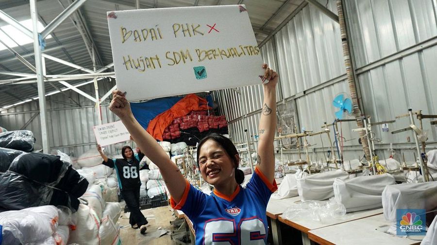 Sejumlah selebgram membawa tulisan penyemangat bagi pekerja dan pelaku IKM (Industri Kecil Menengah) di industri konveksi rumahan Sinergi Adv Nusantara, Jakarta, Rabu (30/4/2025). (CNBC Indonesia/Muhammad Sabki)