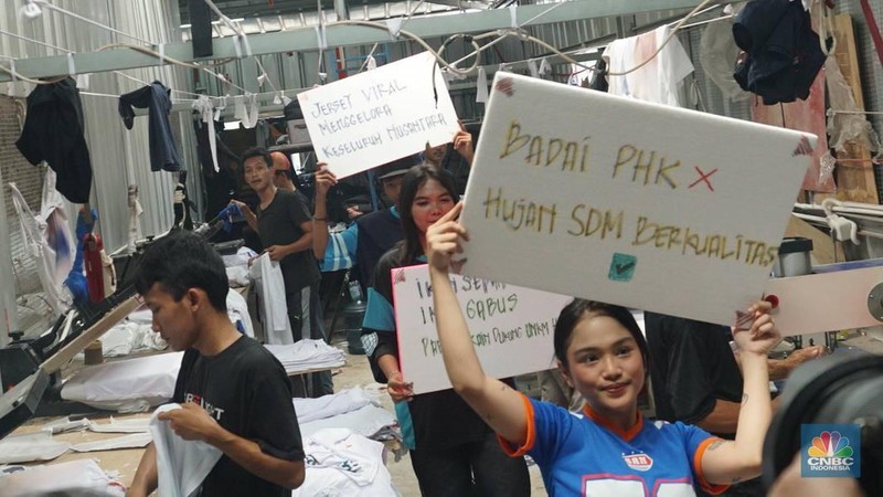Sejumlah selebgram membawa tulisan penyemangat bagi pekerja dan pelaku IKM (Industri Kecil Menengah) di industri konveksi rumahan Sinergi Adv Nusantara, Jakarta, Rabu (30/4/2025). (վ/Muhammad Sabki)