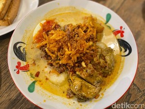 Straits: Ada Lontong Sayur Ayam Kari yang Gurih Smokey di Kopitiam Ini