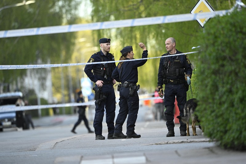 Suasana pada lokasi kejadian di mana beberapa orang terluka setelah serangkaian ledakan keras yang mengindikasikan adanya tembakan di Lapangan Vaksala, Uppsala, Swedia, Selasa (29/4/2025). (TT News Agency/Fredrik Sandberg via REUTERS) Suasana pada lokasi kejadian di mana beberapa orang terluka setelah serangkaian ledakan keras yang mengindikasikan adanya tembakan di Lapangan Vaksala, Uppsala, Swedia, Selasa (29/4/2025). (TT News Agency/Fredrik Sandberg via REUTERS)