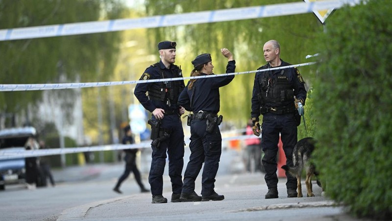 Suasana pada lokasi kejadian di mana beberapa orang terluka setelah serangkaian ledakan keras yang mengindikasikan adanya tembakan di Lapangan Vaksala, Uppsala, Swedia, Selasa (29/4/2025). (TT News Agency/Fredrik Sandberg via REUTERS)