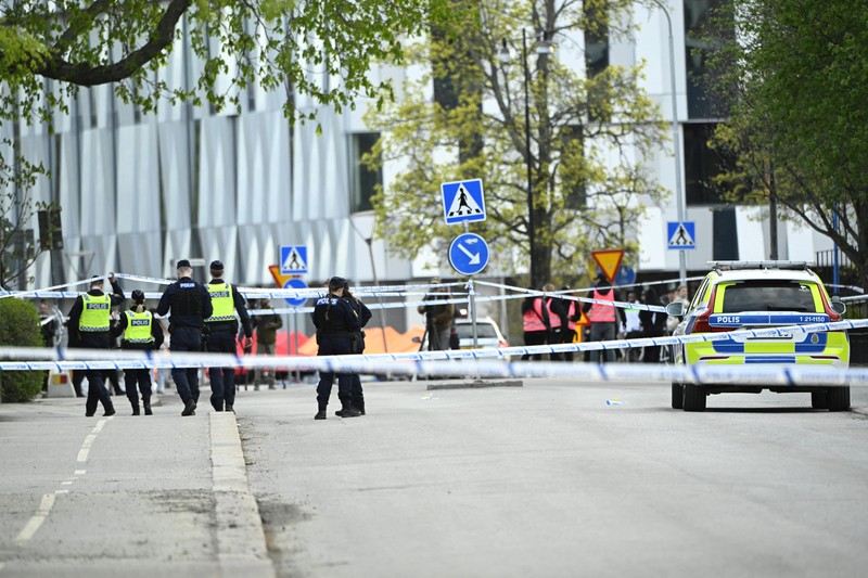Suasana pada lokasi kejadian di mana beberapa orang terluka setelah serangkaian ledakan keras yang mengindikasikan adanya tembakan di Lapangan Vaksala, Uppsala, Swedia, Selasa (29/4/2025). (TT News Agency/Fredrik Sandberg via REUTERS) Suasana pada lokasi kejadian di mana beberapa orang terluka setelah serangkaian ledakan keras yang mengindikasikan adanya tembakan di Lapangan Vaksala, Uppsala, Swedia, Selasa (29/4/2025). (TT News Agency/Fredrik Sandberg via REUTERS)
