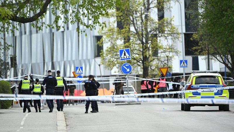 Suasana pada lokasi kejadian di mana beberapa orang terluka setelah serangkaian ledakan keras yang mengindikasikan adanya tembakan di Lapangan Vaksala, Uppsala, Swedia, Selasa (29/4/2025). (TT News Agency/Fredrik Sandberg via REUTERS)